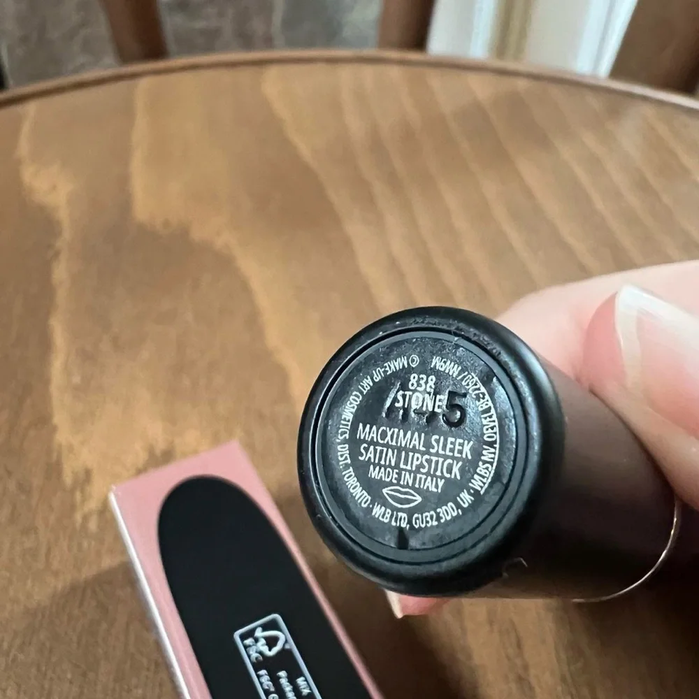 New MAC Macximal Sleek Satin lipstick in Stone 838 nude taupe brown 3.5g full sz - Picture 6 of 7